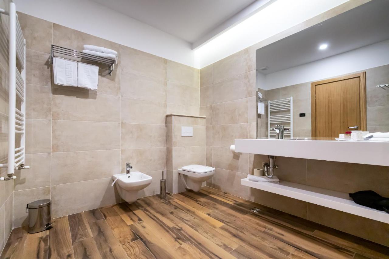 Grand View Hotel & Suites Copou Iasi Exterior foto